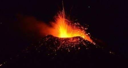 Video herunterladen: Mount Etna Spews Lava in Latest Eruption