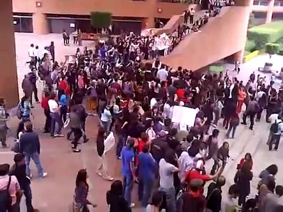 Corren a Peña Nieto de la Ibero gritandole... FUERA!! ASESINO!!