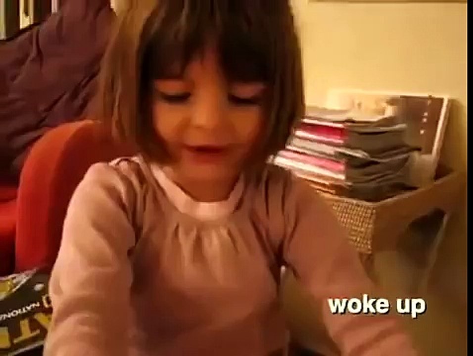 Une petite fille qui raconte une drole d'histoire !