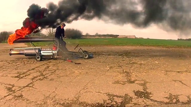 Ce Karting est un vrai Dragster.... Du feu, des flammes et de la vitesse!