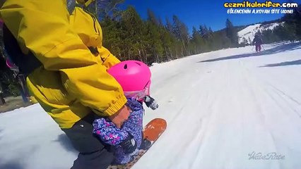 Babalarıyla Snowboard Yapan Minik Kızlar