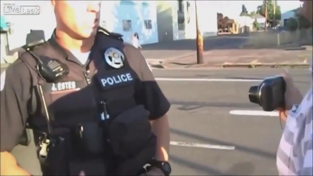 Homme blanc VS homme noir avec un fusil dans la rue - Expérience sociale énorme!