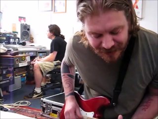 Il recrée le son de Chewbacca avec sa guitare électrique