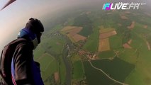 Un homme saute en wingsuit sans parachute