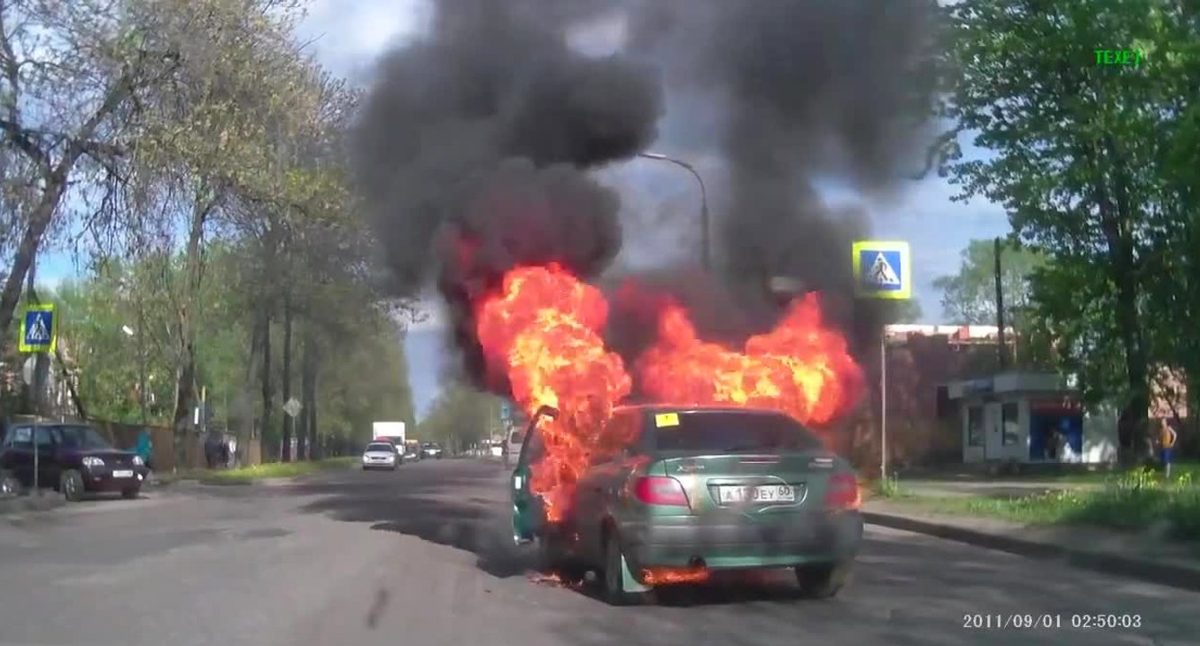 Allumer une cigarette à côté d'une bouteille de gaz dans une voiture est une très mauvaise idée