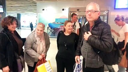 Accueil de Despinas et Evangeli à leur arrivée à Marseille, par le collectif "Marseille avec les Grecs".
