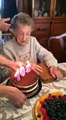 Une mamie de 102 ans souffle ses bougies et perd ses dents