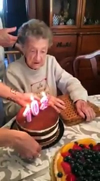 Une mamie de 102 ans souffle ses bougies et perd ses dents
