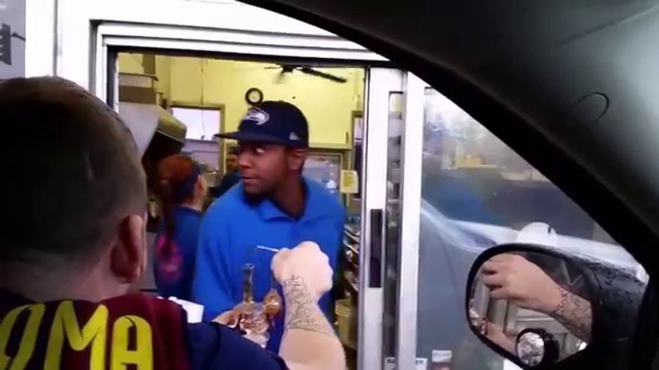 Il fait fumer des employés au drive d'un fast-food