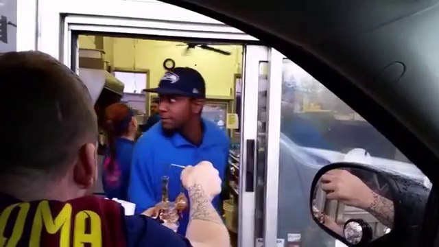 Il fait fumer des employés au drive d'un fast-food