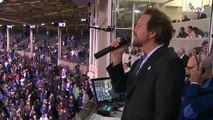 Vedder sings during the 7th-inning stretch