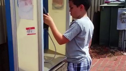 Niño alucina con una cabina de teléfono