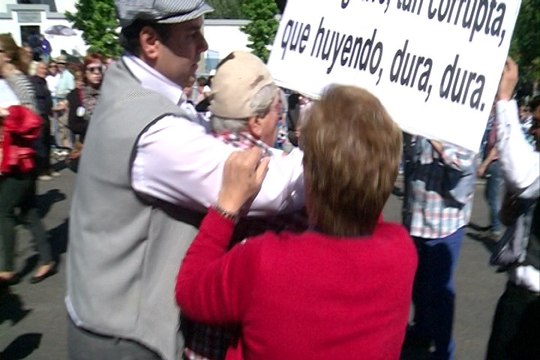 Trifulca en la Pradera de San Isidro por una pancarta
