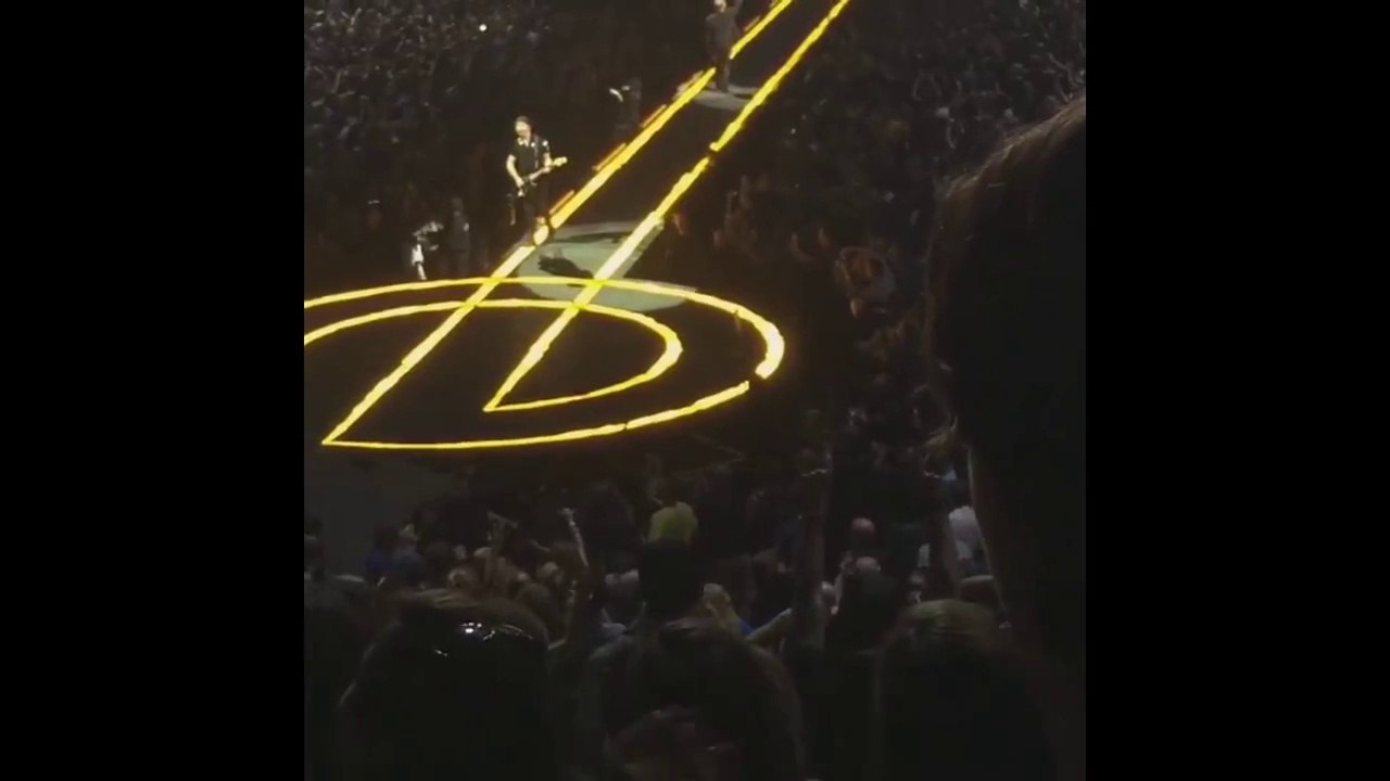 Guitarrista do U2 cai do palco em show no Canadá