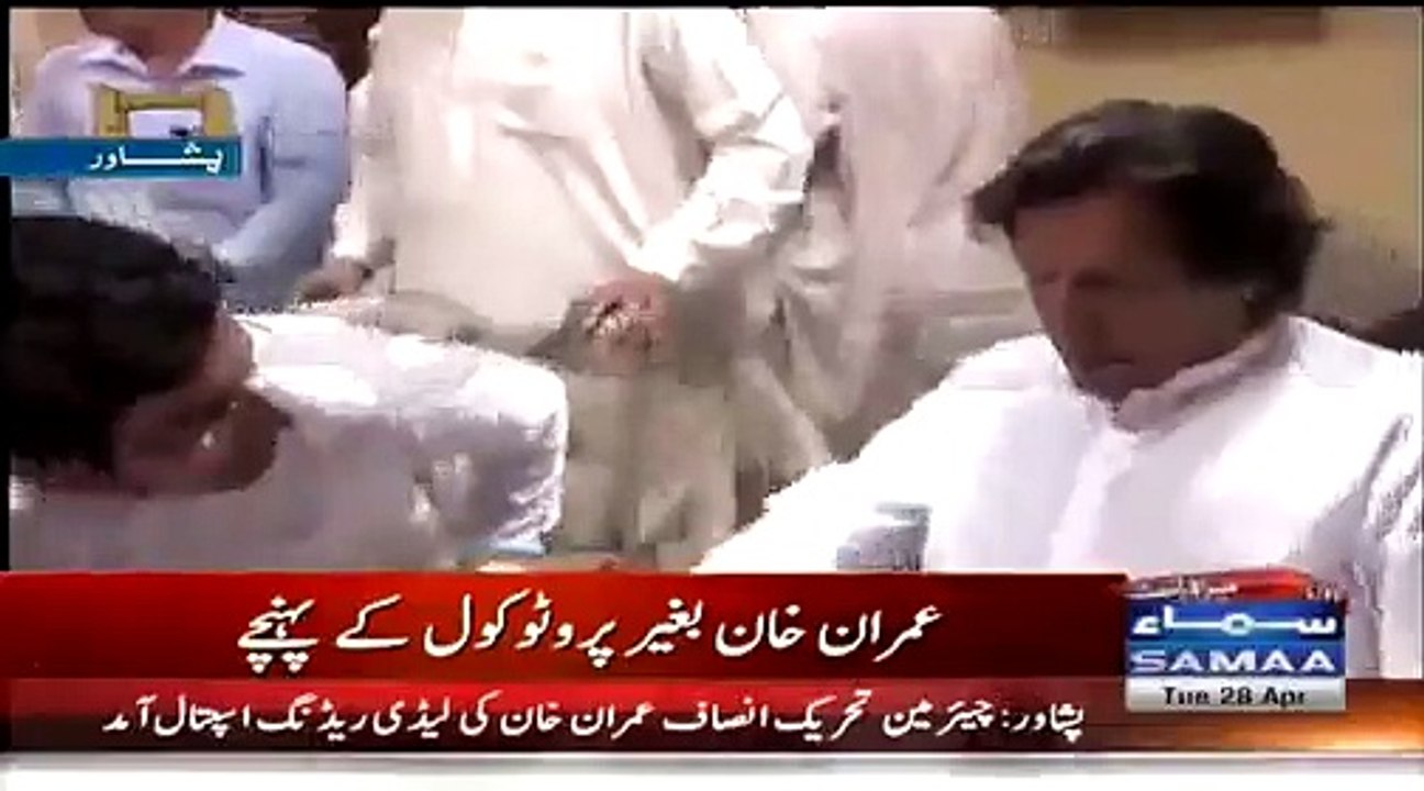 See Imran Khan's Face Expression on his Arrival at Lady Reading Hospital