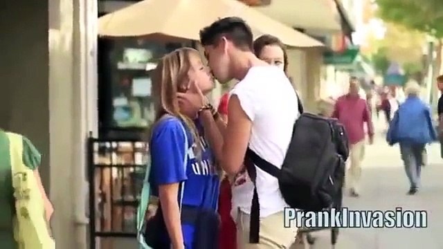 pegadinha beijando mulheres gatas e bem sexy 2015 - Kissing Pranks Of 2015 - Best Kissing Pranks