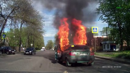 Elle allume une cigarette, sa voiture prend feu