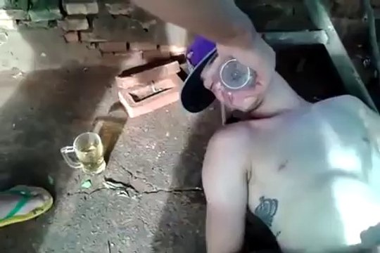 Un jeune homme ivre fait des bulles