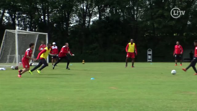 Ceni faz belas defesas, mas é superado por Fabuloso