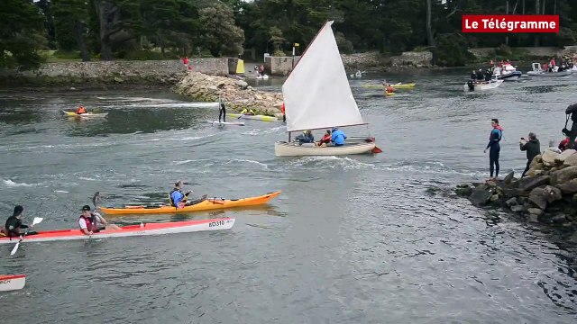 Semaine du Golfe. Les voiles-avirons dans le gué de Berder