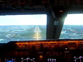 Descargar video: Boeing 747 British Airways landing at LHR - IN COCKPIT