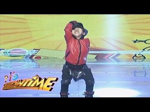 Michael Jackson MiniMe does the Moon Walk dance
