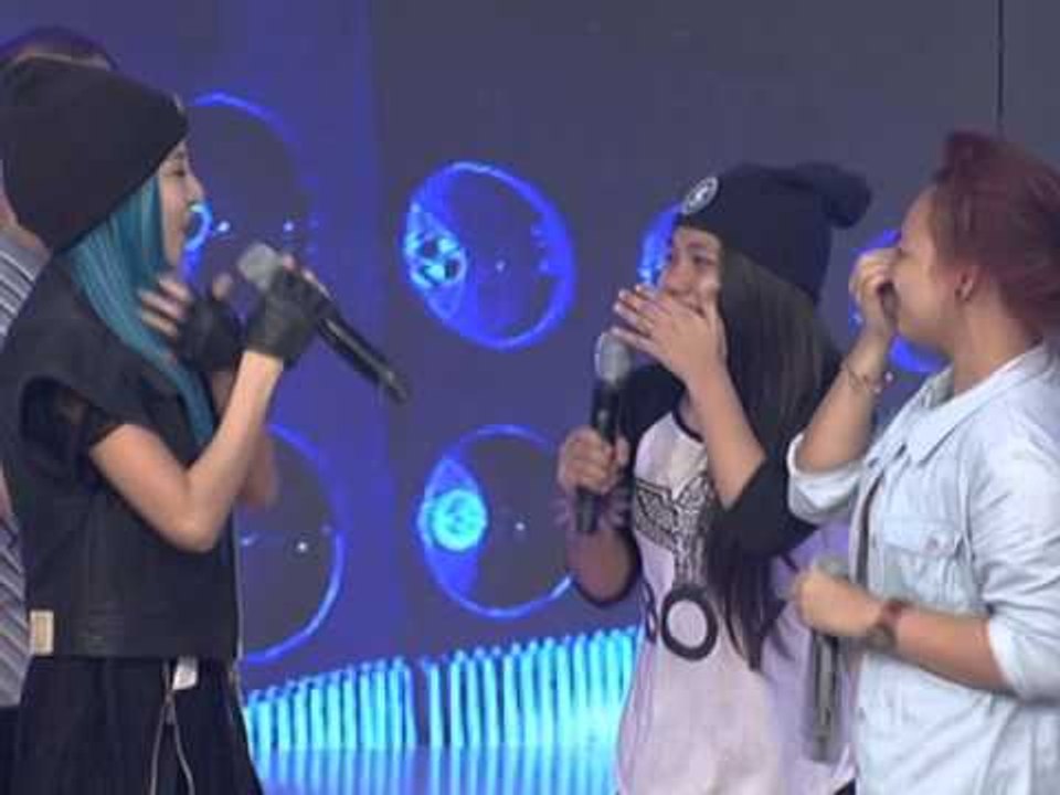 2 fans naiyak nang bigyan ng concert tickets ni Sandara