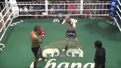 adamı fena dövüyor