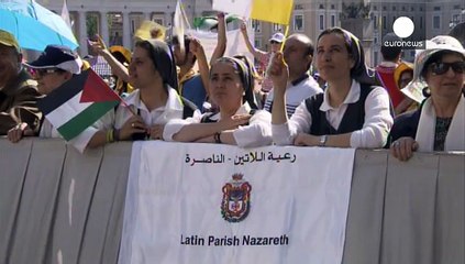 Papa Franceso santifica due suore palestinesi. Presente a San Pietro anche Mahmoud Abbas