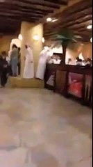 فيديو هوشة مجمع الراشد فتاة تكسر جوال شاب اعطاها جواله لتسجل رقمها