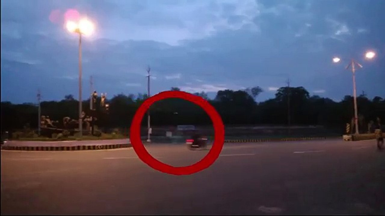 Un motard est suivi par un motard fantome