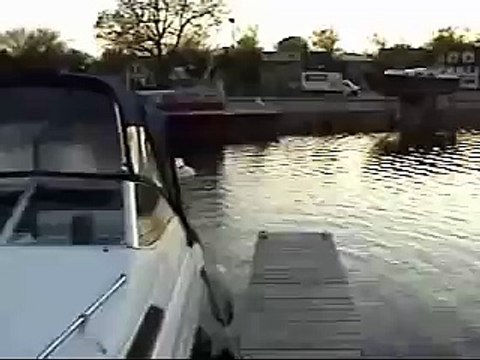 RC Boat - Bonzi Sport Fountain Rippin It Up In Ports Harbour