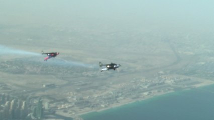 "Homem-pássaro" com asas de fibra de carbono sobrevoa dubai!