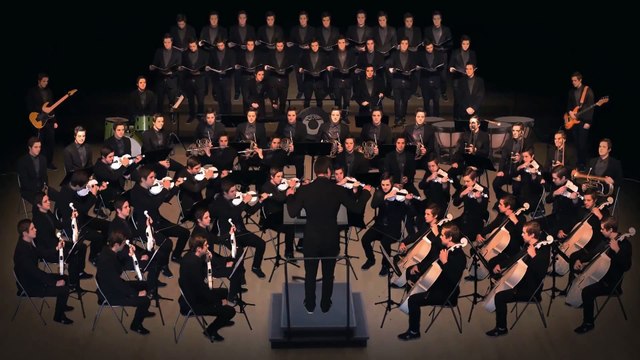 One Man Orchestra : Un seul homme dirige et joue tout les instruments d'un orchestre!