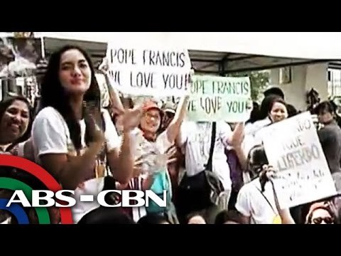 Pinoys gather in crowds to catch glimpse of Pope Francis