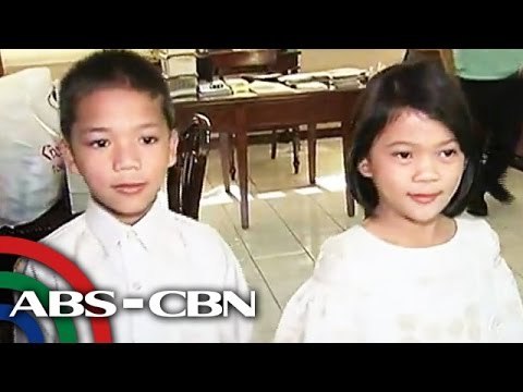 Ang 2 batang nagsabit ng bulaklak kay Pope Francis