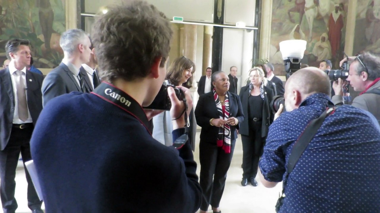 Arrivée de Mme Christiane Taubira pour remettre le Prix des initiatives contre l'homophobie et la transphobie, Mairie 12e, Paris, le 15 mai 2015