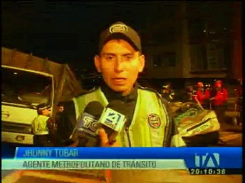 Camión perdió pista e impactó a otro auto en el norte de Quito