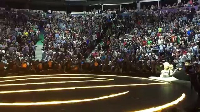 The Edge de U2 se cayó del escenario en pleno concierto