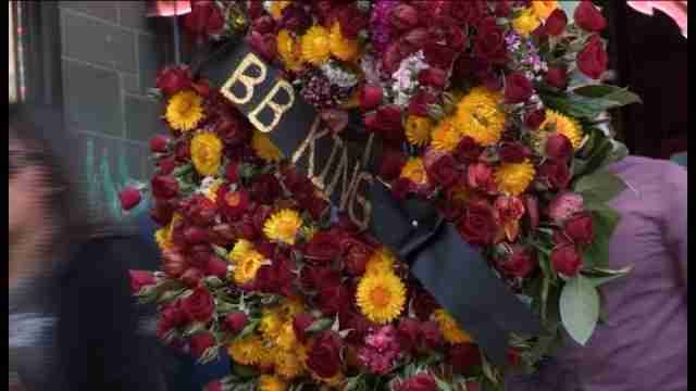 Admiradores rinden homenaje a B.B. King en el Paseo de la Fama de Hollywood
