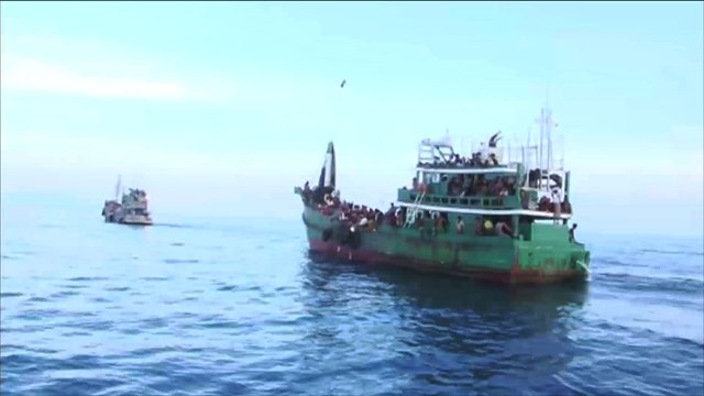 آلاف الروهينغيا عالقون بعرض البحر هربا من الاضطهاد