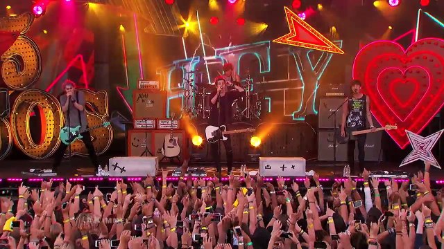5 Seconds of Summer Performs “She Looks So Perfect”