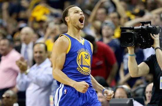 Stephen Curry envoie un buzzer-beater de la ligne à 3-points adverse !