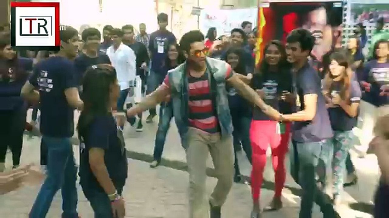 "Ek Ishaaron Mein Aag Hai Jitna" - Varun Dhawan & Shraddha Kapoor | ABCD 2 Official Video |