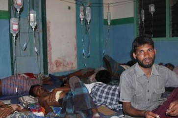 Rohingya Müslümanları Açlıktan Baygın Olarak Karaya Ulaşıyor