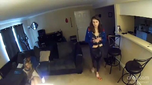 Une jeune femme attaquée chez elle par 3 individus venus cambrioler sa maison - Image de caméra de surveillance!