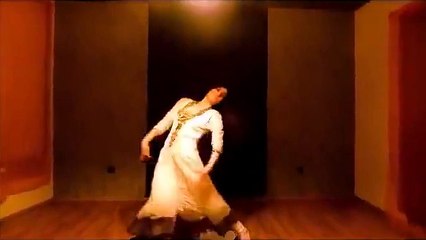 Beatiful Mehndi wedding Girl Dance On Song Aaja Nachle