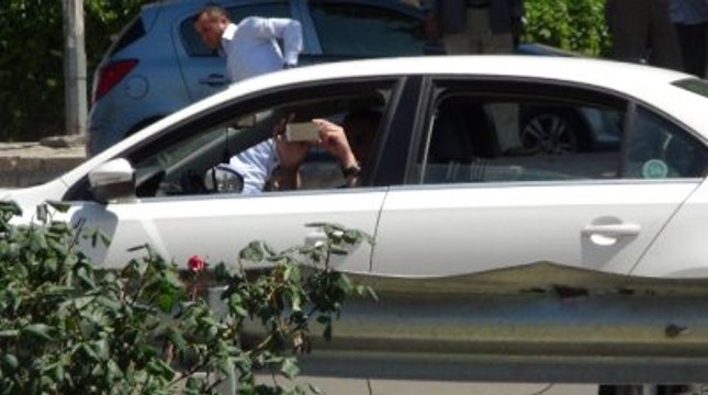 Yoldaki Cesedi Gören Sürücüler Cep Telefonuna Sarıldı