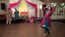 Beautiful Mehndi Wedding Dance Performance On Song Kajra Re