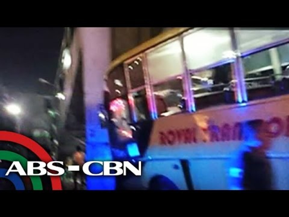 Bus, bumangga sa poste ng MRT